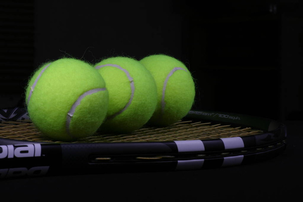 Tennisbal op het racket - Foto, afbeelding