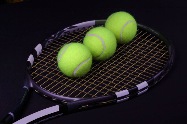 Pallone da tennis sulla racchetta - Foto, immagini