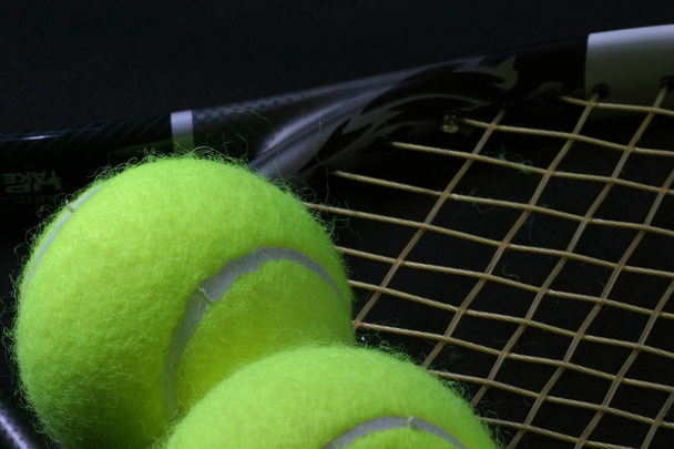 Teniszlabda az ütőn - Fotó, kép