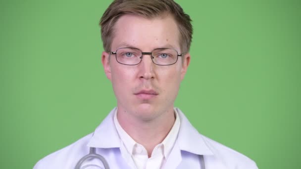 Portrait de jeune homme docteur couvrant les yeux
 - Séquence, vidéo