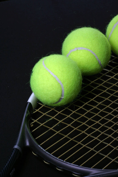 Pelota de tenis en la raqueta
 - Foto, Imagen