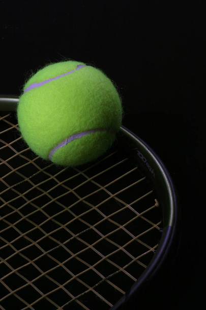 ラケットのテニスボール - 写真・画像
