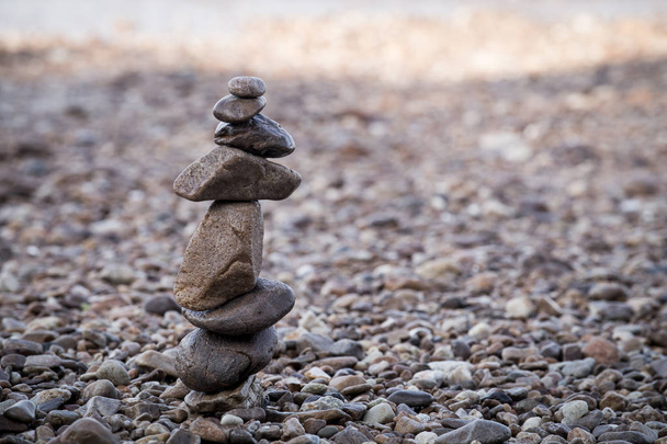Stos kamieni zen na plaży z bliska - Zdjęcie, obraz