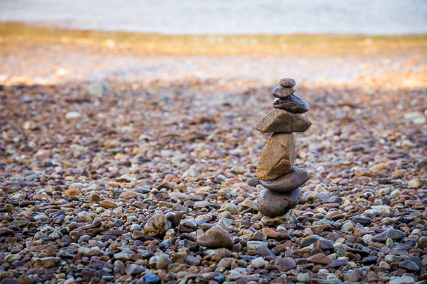 Fechar pilha de pedras zen na praia
 - Foto, Imagem