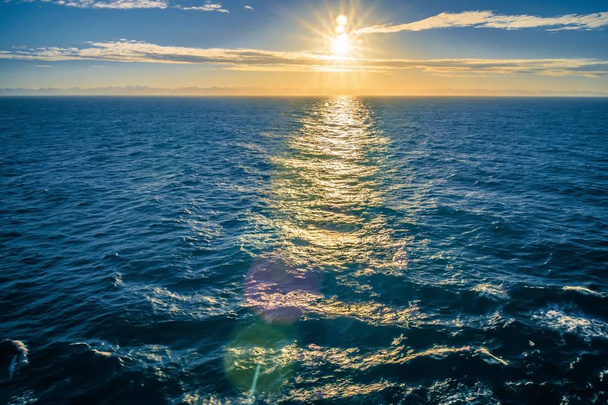 Océano Pacífico puesta de sol en verano
 - Foto, Imagen