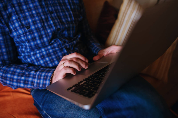 mladý muž pracuje na notebooku doma absorbované. - Fotografie, Obrázek
