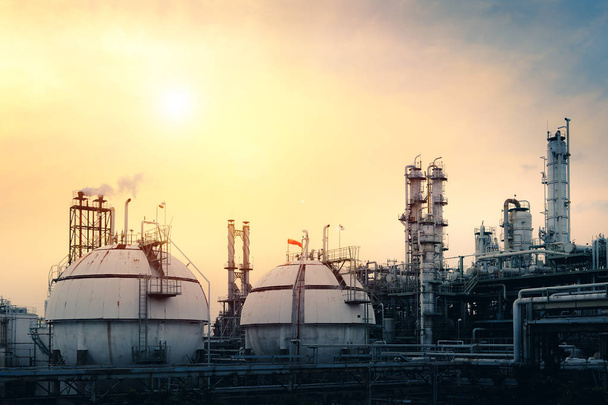 Kula zbiorniki rafinerii ropy naftowej i gazu roślina tło zachód słońca niebo - Zdjęcie, obraz