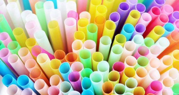 palha palhas plástico bebendo fundo colorido tela cheia
 - Foto, Imagem