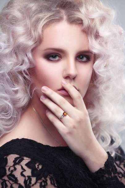 Fashion beauty portrait of a fragile girl gorgeous blonde with a cloud of small curls in pastel colors - Foto, Imagem