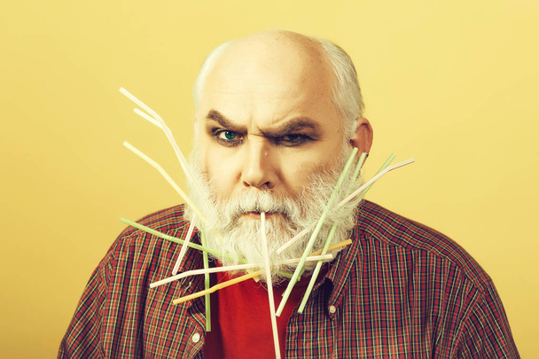 homem velho com palhas bebendo na barba
 - Foto, Imagem