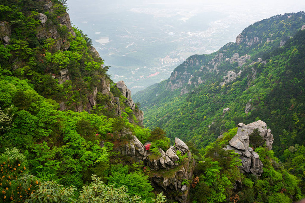 Festői kilátás nyílik Lushan nemzeti park hegyi Jiangxi Kínában a város Jiujiang háttérben - Fotó, kép