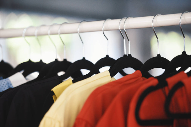 Жіночий одяг на вішалках в магазині
 - Фото, зображення