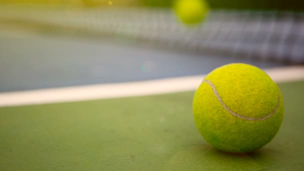 Nahaufnahme von Tennisgeräten auf dem Platz. Sport, Freizeitkonzept. - Filmmaterial, Video
