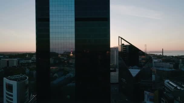 Scena aerea con edifici moderni in città al tramonto
. - Filmati, video