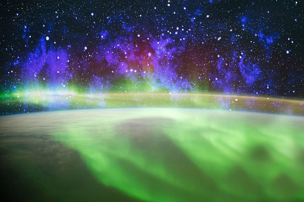 Unendlicher Raumhintergrund mit Nebel und Sternen. Dieses Bild stammt von der NASA - Foto, Bild
