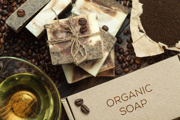 Organiczne mydła ręcznie robione z kawy na powierzchni drewnianych - Zdjęcie, obraz
