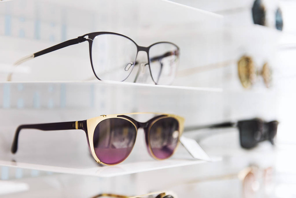 Elegantes gafas de sol en una tienda
 - Foto, Imagen