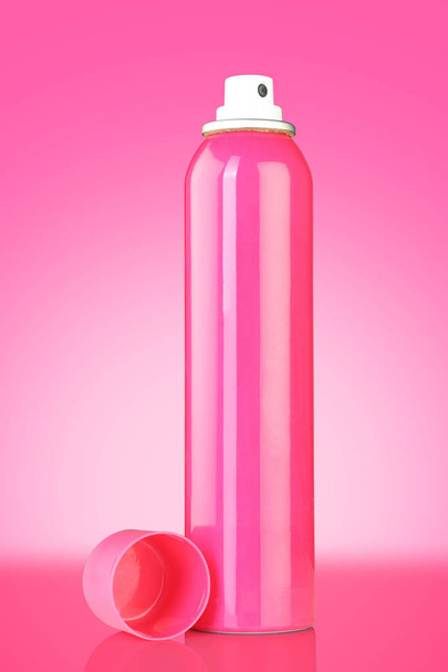 Perfume de desodorizante de cor rosa pode isolado
 - Foto, Imagem