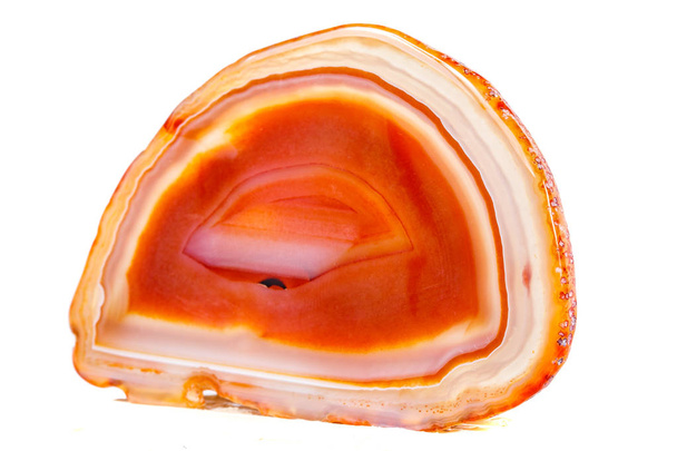 Agata macro minerale arancione in cristalli su fondo bianco primo piano
 - Foto, immagini