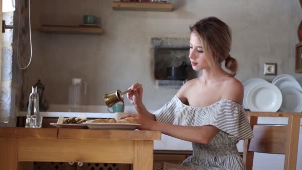 Young woman pouring fresh cooked coffee in cup - Video