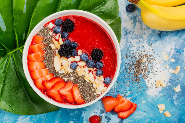Red smoothie bowl - Foto, immagini