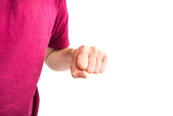Мужчина в футболке с сжатым кулаком на белом фоне
 - Фото, изображение