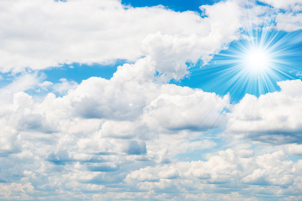Ήλιος με ακτίνες στον γαλάζιο ουρανό με σύννεφα - Φωτογραφία, εικόνα
