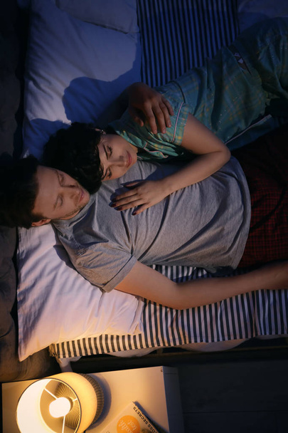 junges schönes Paar schläft im Bett zu Hause - Foto, Bild