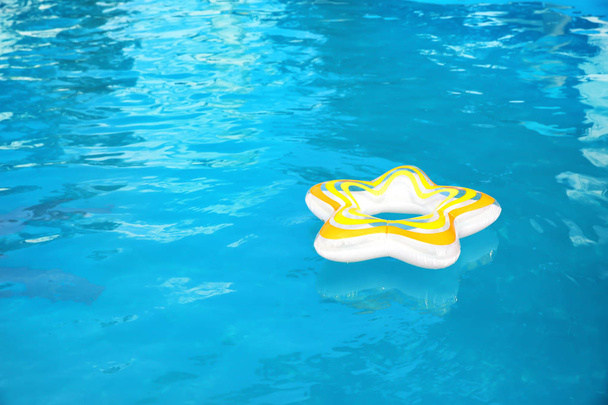 Nadmuchiwany pierścień pływający w basenie w słoneczny dzień - Zdjęcie, obraz