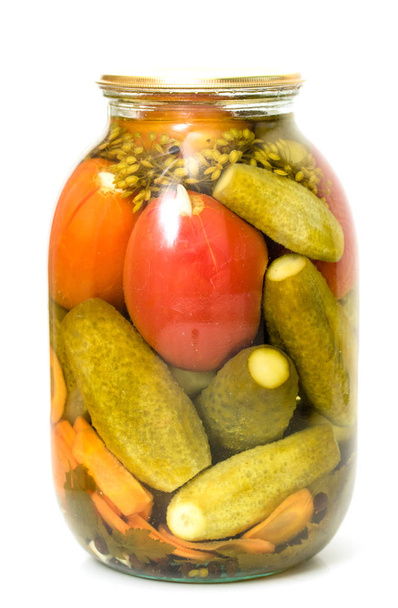 Ecetes uborka, paradicsom, egy üvegedénybe - Fotó, kép