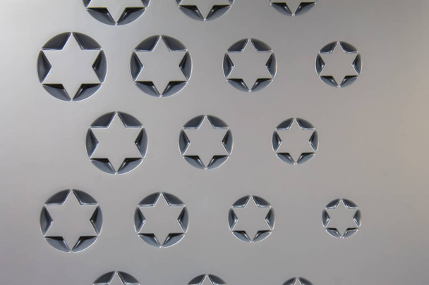 Estrella judía de David de seis puntas, como adorno una decoración en la puerta del Centro Cultural
 - Foto, imagen