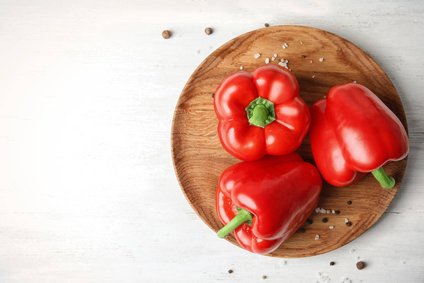Plate with ripe paprika peppers on white wooden background, top view - Foto, immagini