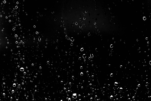 Gotas de lluvia sobre vidrio negro
 - Foto, Imagen