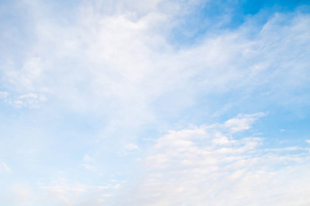 Цирковые облака на голубом фоне неба - Фото, изображение