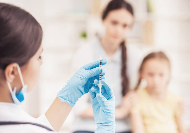 Doctor in Mask Prepare Vaccination for Little Girl - Foto, Imagen