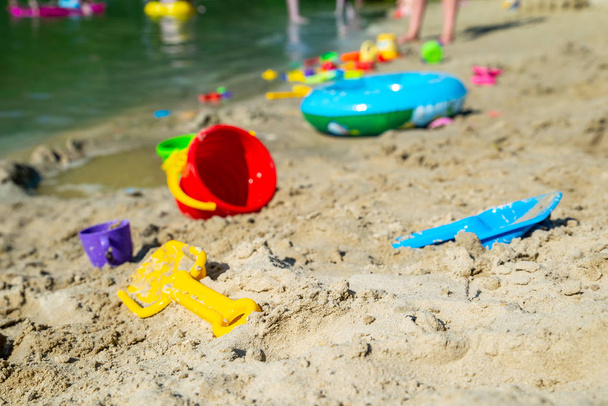 opblaasbare ring kinderen speelgoed op zand strand close-up. niemand - Foto, afbeelding