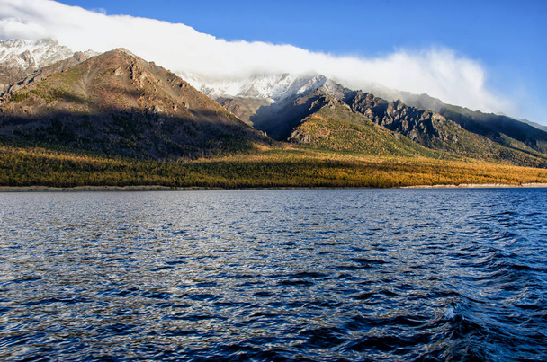 Bajkál-tó és a hegyek Szibéria felhők időjárás és a mérlegelés, Oroszország - Fotó, kép