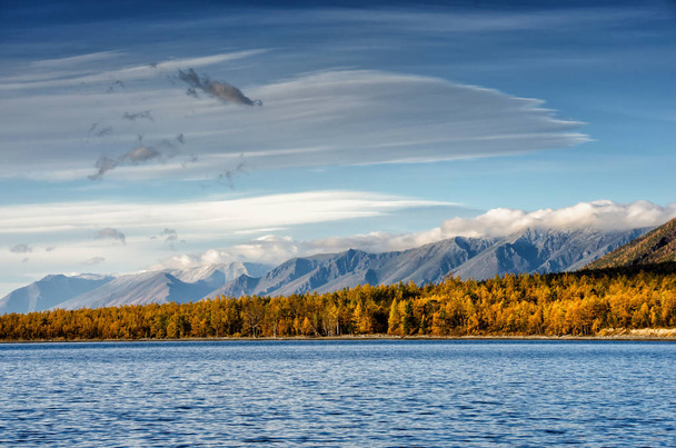 Bajkał i góry Syberii z pogody chmury i refleksji, Rosja - Zdjęcie, obraz
