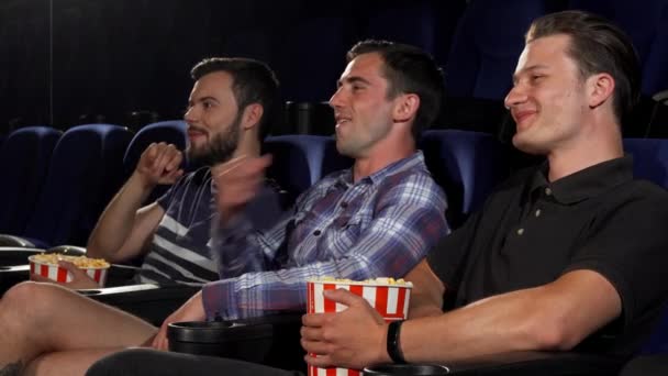 Groupe d'amis masculins regardant des films ensemble au cinéma
 - Séquence, vidéo