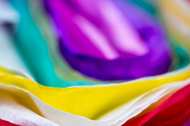 стопка разноцветных складчатых бумажных тканей макромакрос
 - Фото, изображение