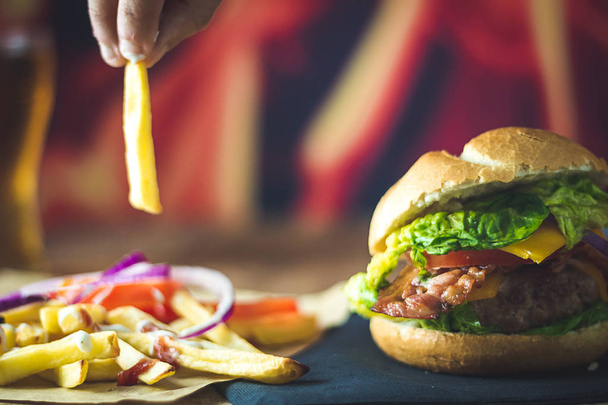 extra Burger mit Käse, Speck, Zwiebeln und Pommes - Foto, Bild