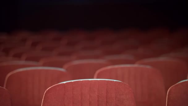 Lege film theater auditorium met zitplaatsen. Rijen van ongeldig zetels in bioscoop - Video
