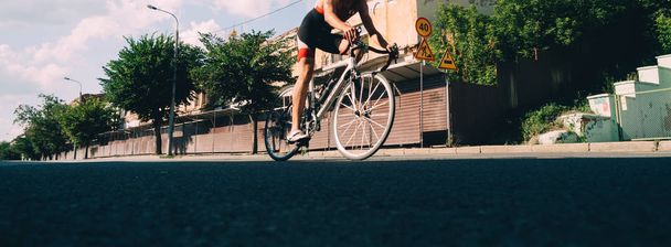 letzter Teil des Triathlonrennens - mit dem Fahrrad in der Stadt. - Foto, Bild