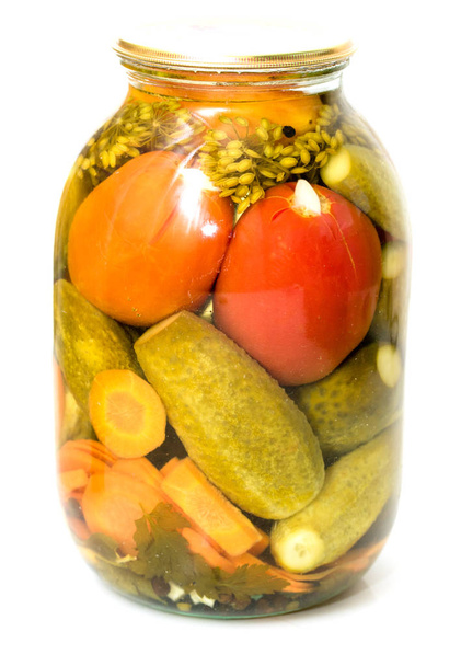 Cetrioli sottaceto con pomodori in un barattolo di vetro
 - Foto, immagini