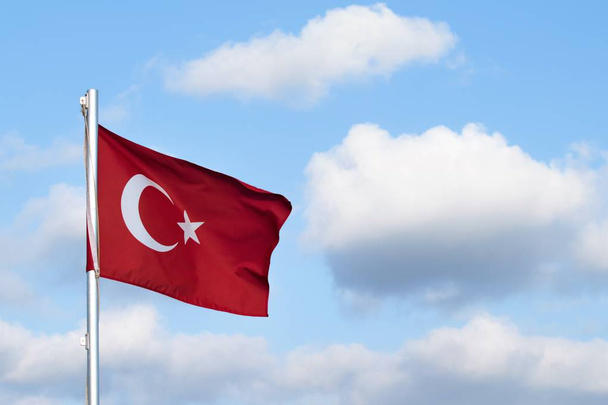 Török zászló ellen az égen - Fotó, kép