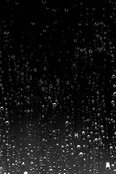 黒いガラスの雨滴 - 写真・画像