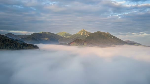Sabah dağlar zaman atlamalı bulutların üzerinde havadan görünümü - Video, Çekim