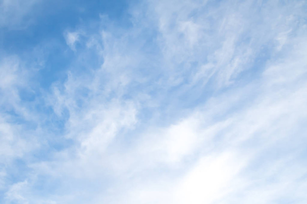 кругові хмари на фоні блакитного неба
 - Фото, зображення