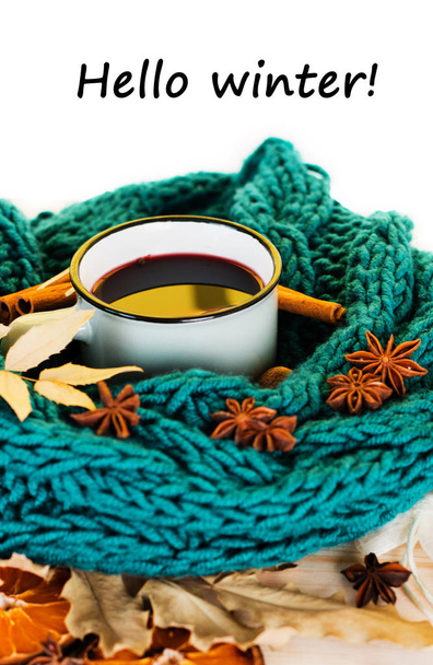 Téli, őszi levelek, forró, gőzölgő csésze glint bor és kék meleg sál a fából készült asztal háttere. Szezonális, télen forralt borral, Téli pihenés és csendélet koncepció. Szöveg-hello téli - Fotó, kép