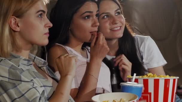 Tre giovani amiche che ridono mentre guardano un film insieme
 - Filmati, video